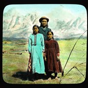 Cover image of Joshua Twin (Nûbabin) and daughters