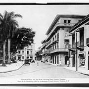 Cover image of Cathedral Plaza and 5th Street, showing Hotel Central, Panama.  Plaza de la Catedral y Calle 5a, mostrando el Hotel Central, Panama, R. P.