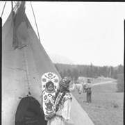 Cover image of Ktunaxa woman with baby