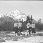 Cover image of Lady curlers