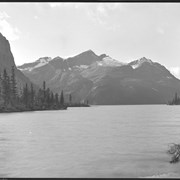 Cover image of Upper Bow Lake from narrows near outlet, pan (No.124) : [pan 1 of 2]