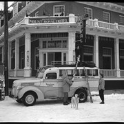 Cover image of Sunshine Equipment Bus at Mt. Royal . -- [ca. 1950]